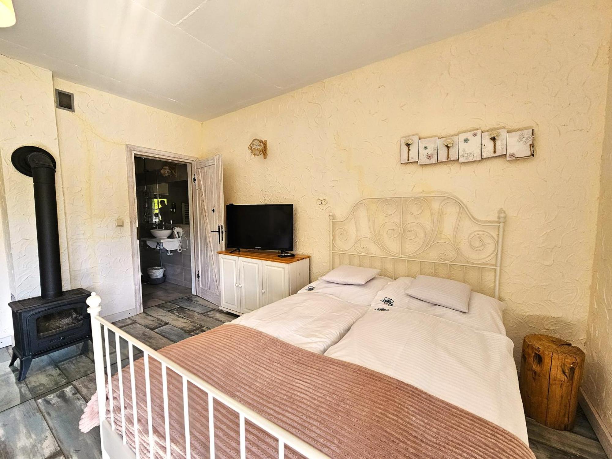 Chata W Bieszczadzie Apartamenty I Domki Z Basenem Bieszczady Polańczyk Buitenkant foto